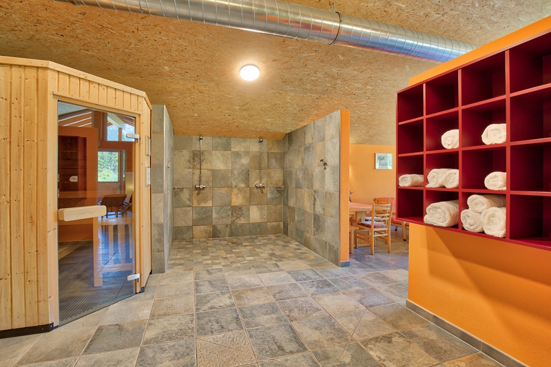 Finnische Sauna mit Duschbereich.jpg